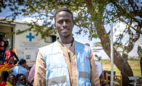 Сотрудник мобильной клиники ВОЗ в Кении.